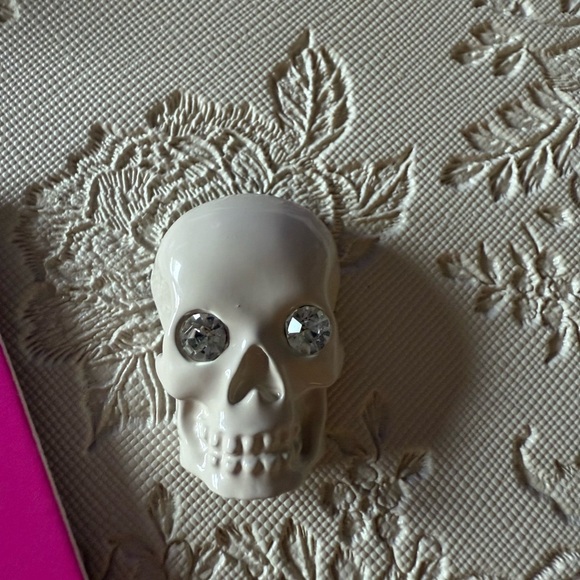 Betsey Johnson "skulltastic" 2 PC large skull tote and wristlet XOKIARA2 white - Picture 10 of 13